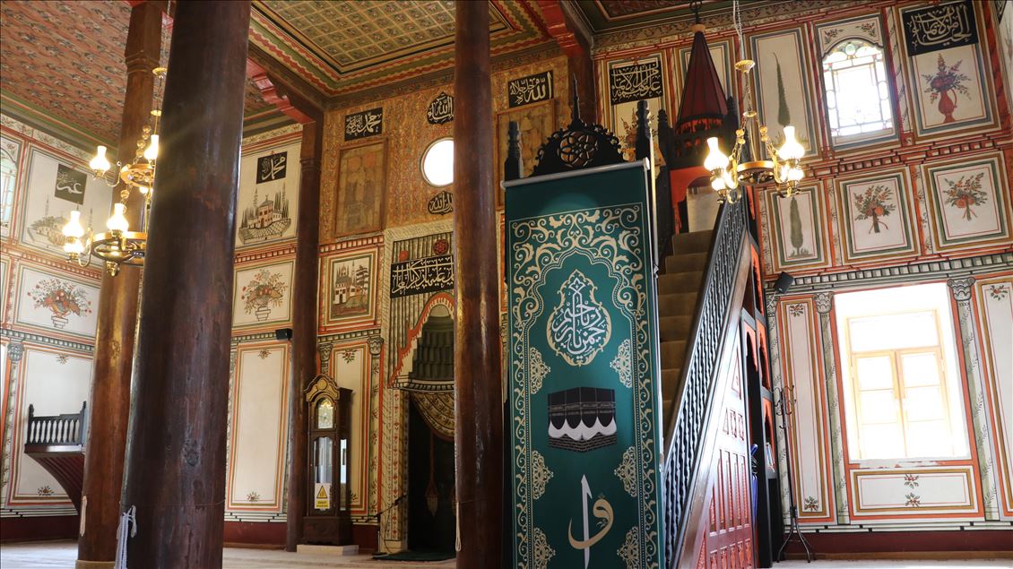 مسجد 217 ساله با دیوارهای مزین به تصاویر زیبای طبیعت
