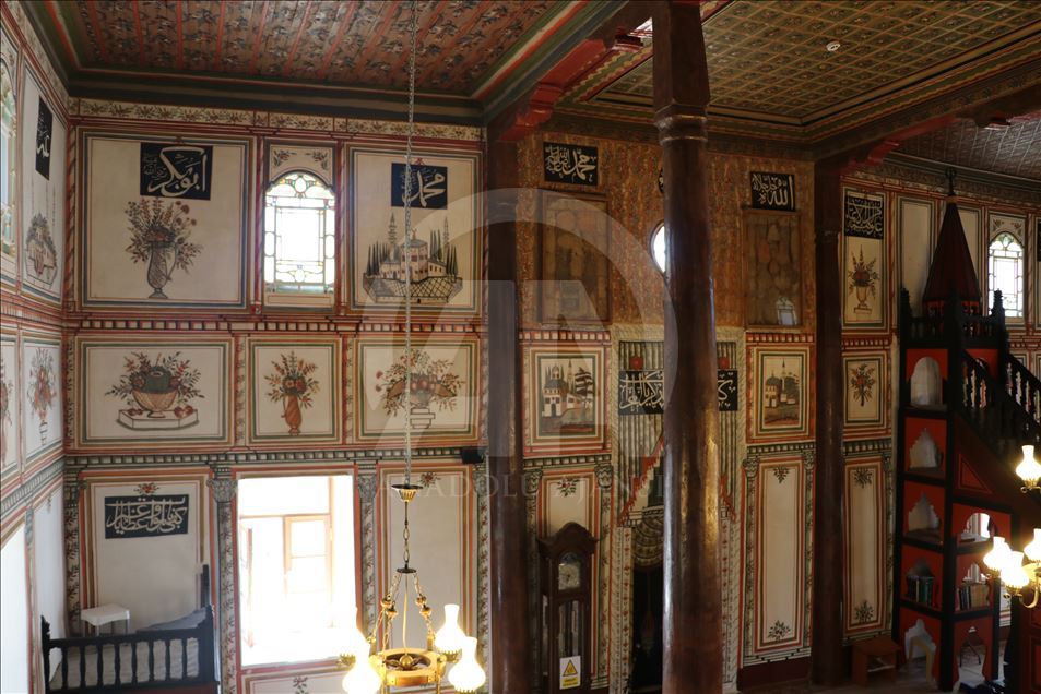 مسجد 217 ساله با دیوارهای مزین به تصاویر زیبای طبیعت