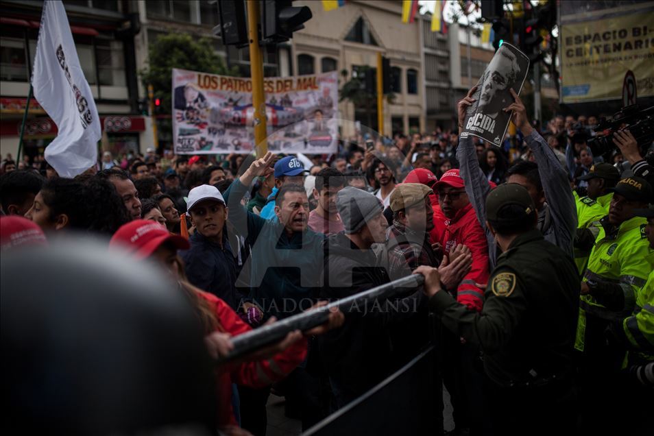 Kolombiya eski Devlet Başkanı Alvaro Uribe  hakim karşısında