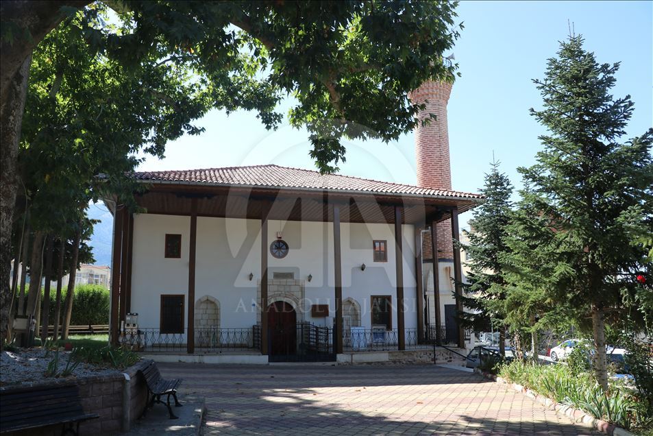 مسجد 217 ساله با دیوارهای مزین به تصاویر زیبای طبیعت