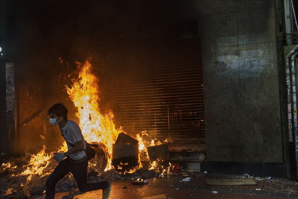 Hong Kong'da göstericilerin maske takması yasaklandı