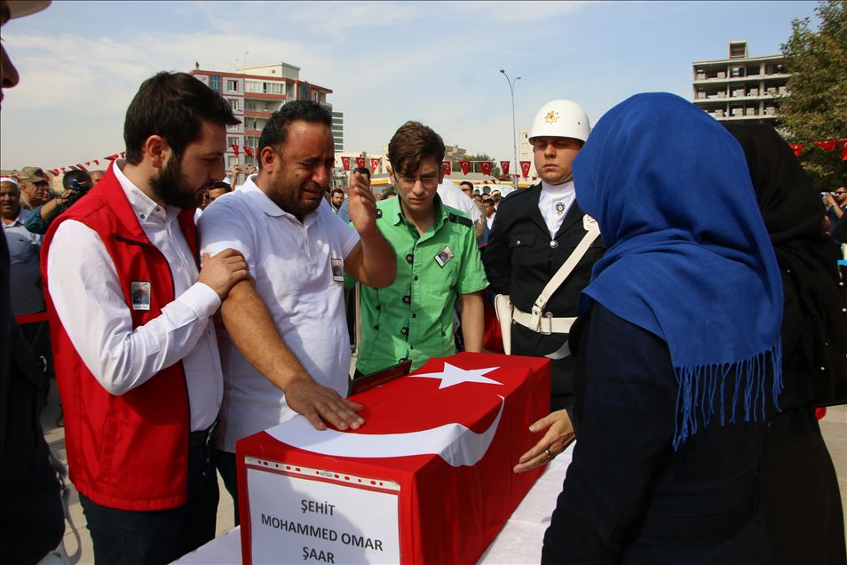 تركيا تودع مواطنا ورضيعًا سوريًا استشهدا بقذائف إرهابية
