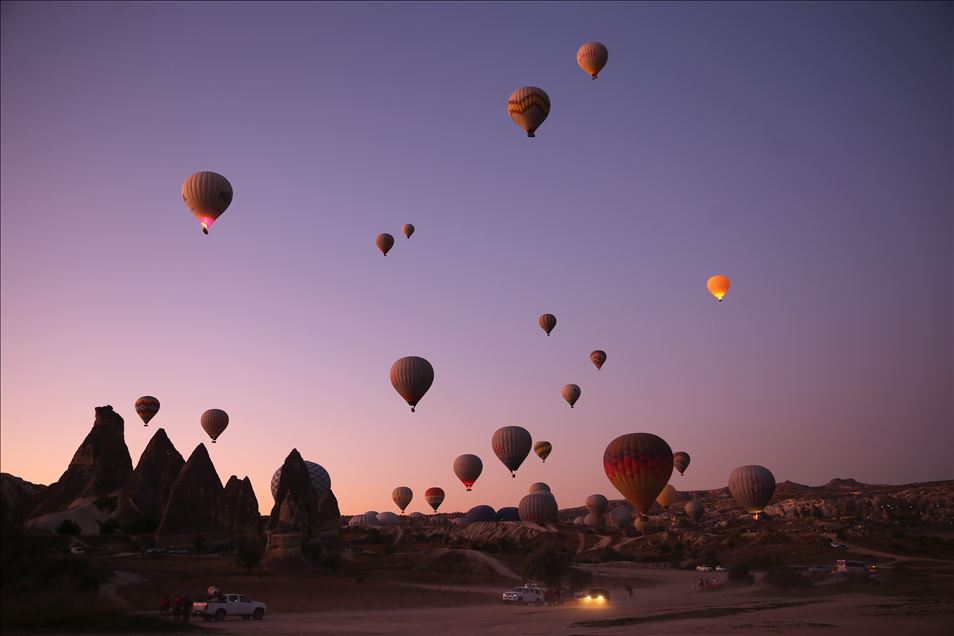 Kapadokya'da balonlar 437 bin kişiyi uçurdu