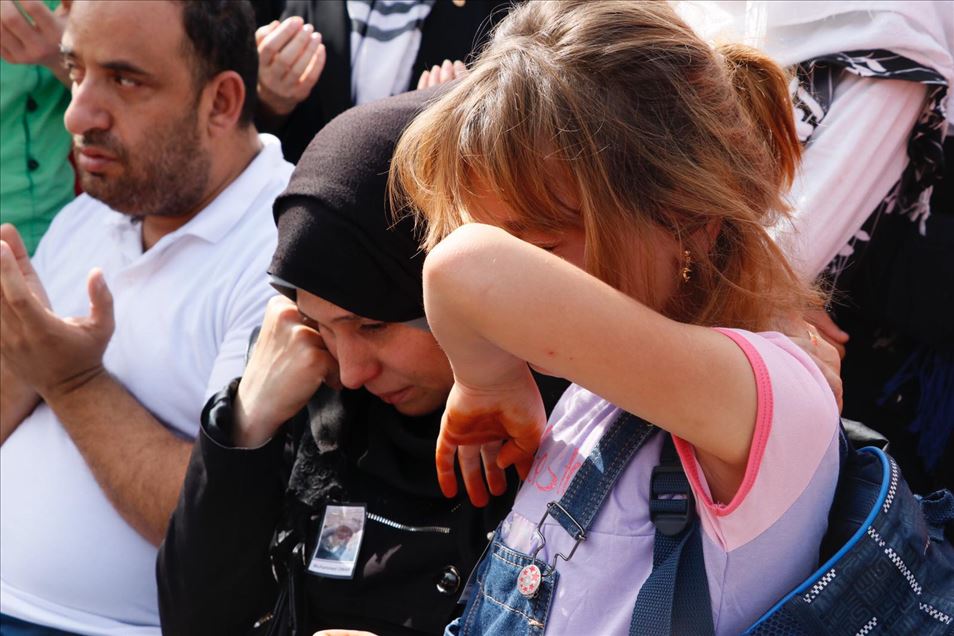 تركيا تودع مواطنا ورضيعًا سوريًا استشهدا بقذائف إرهابية
