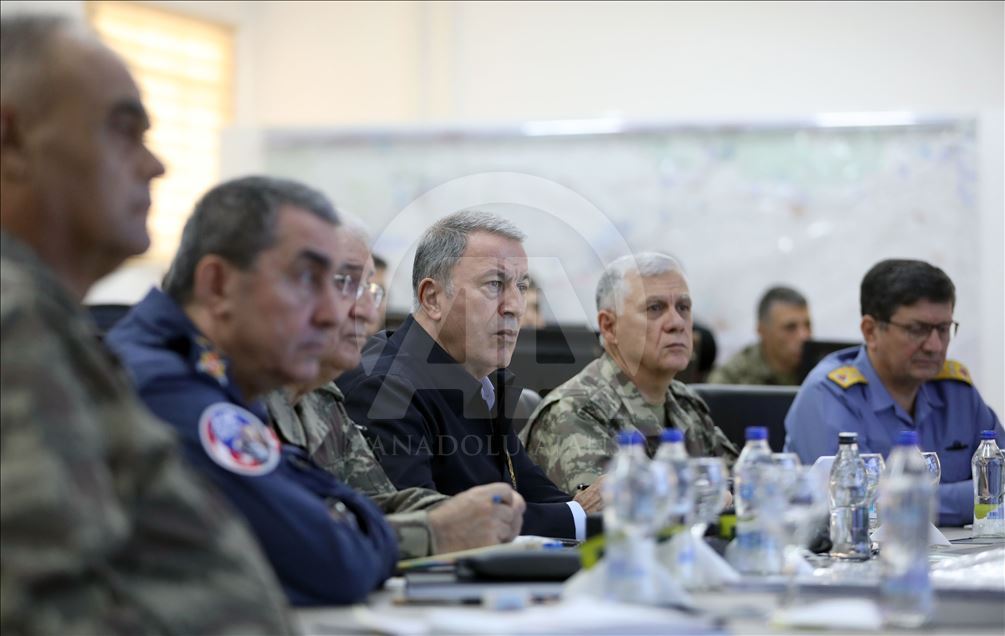 Akar ve komutanlar sınır hattında