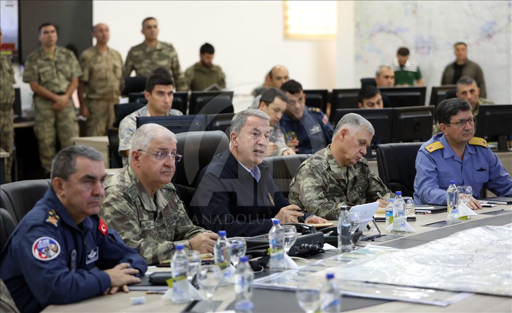 Akar ve komutanlar sınır hattında