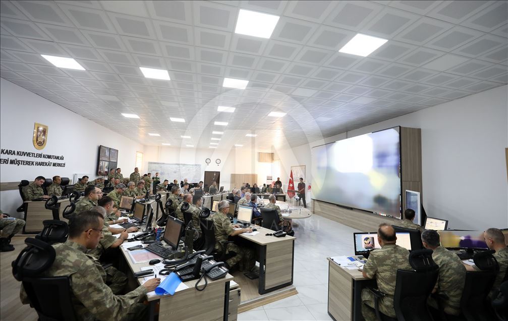 Akar ve komutanlar sınır hattında