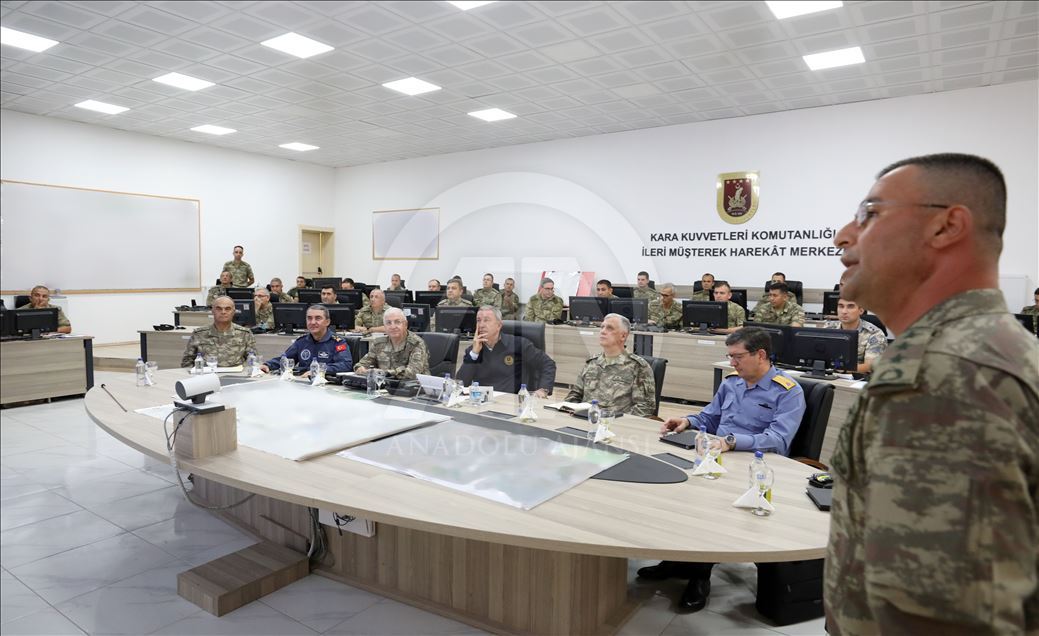 Akar ve komutanlar sınır hattında