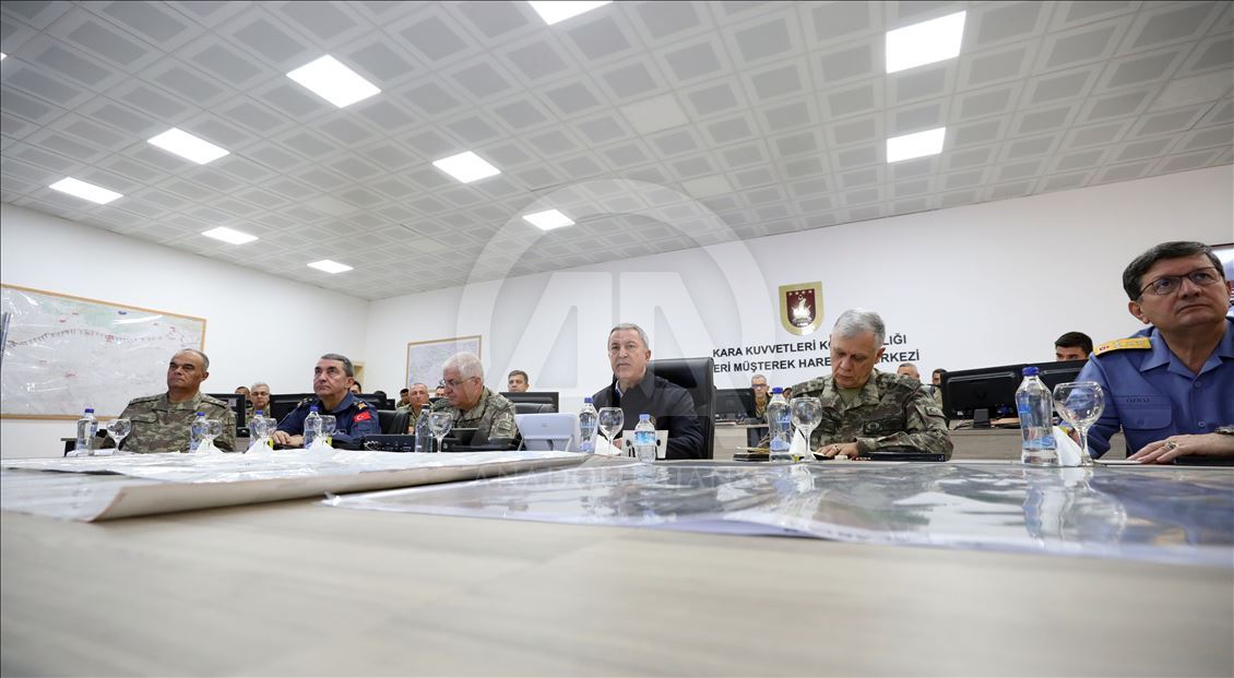 Akar ve komutanlar sınır hattında