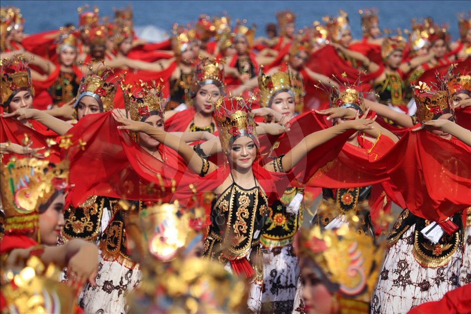 Más de 1.300 bailarinas presentan el baile tradicional de Indonesia