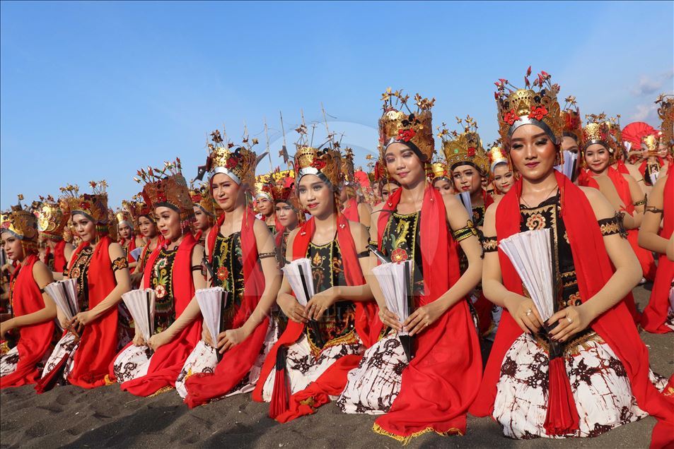 Más de 1.300 bailarinas presentan el baile tradicional de Indonesia