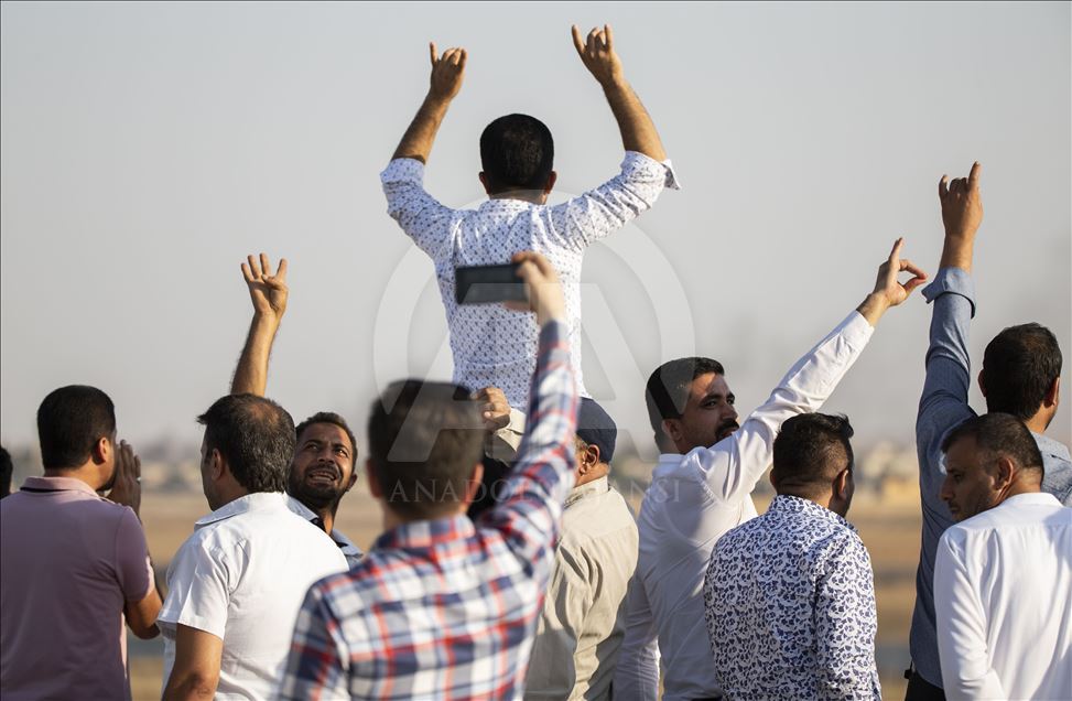 اهتزاز پرچم ارتش ملی سوریه در تلابیض