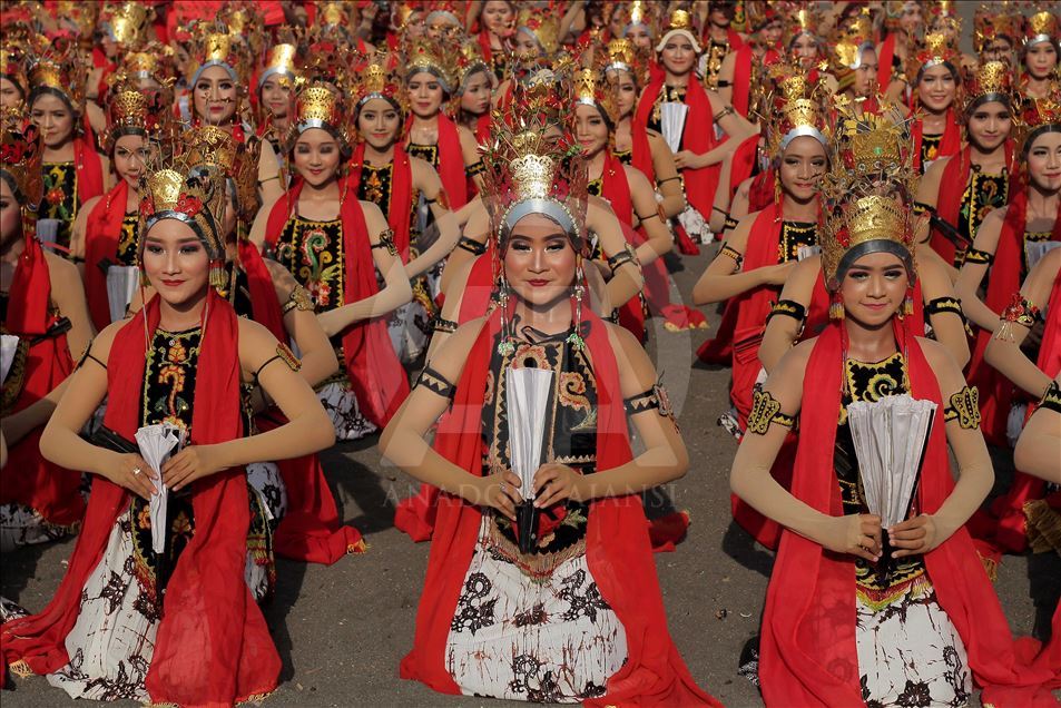 Más de 1.300 bailarinas presentan el baile tradicional de Indonesia