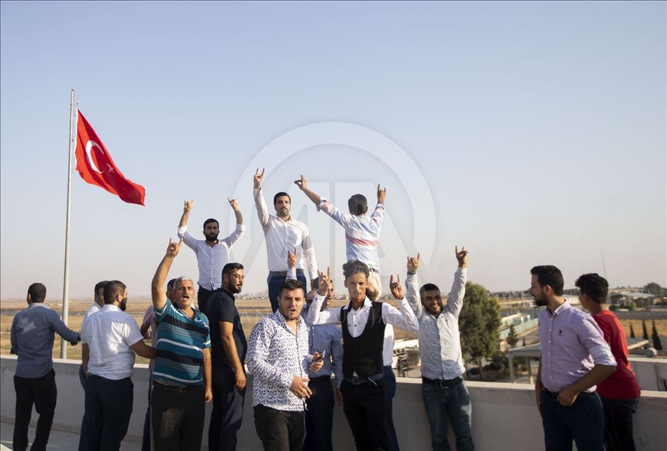 اهتزاز پرچم ارتش ملی سوریه در تلابیض