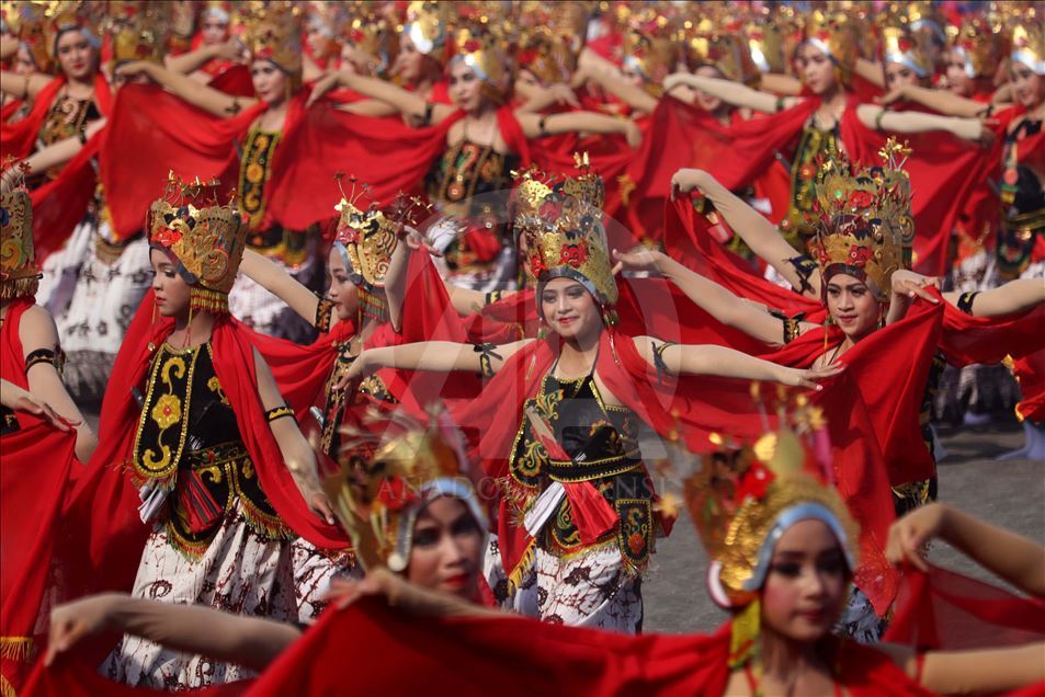 Más de 1.300 bailarinas presentan el baile tradicional de Indonesia