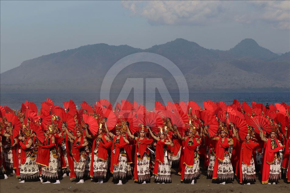 Más de 1.300 bailarinas presentan el baile tradicional de Indonesia