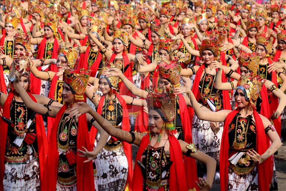 Más de 1.300 bailarinas presentan el baile tradicional de Indonesia