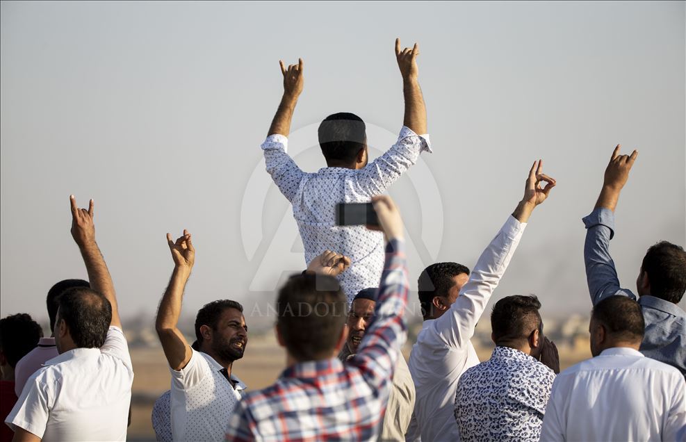 اهتزاز پرچم ارتش ملی سوریه در تلابیض