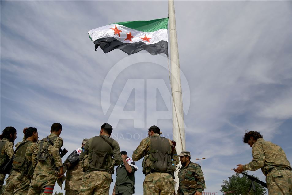 الجيش الوطني السوري يرفع علمه على سارية عالية غربي تل أبيض