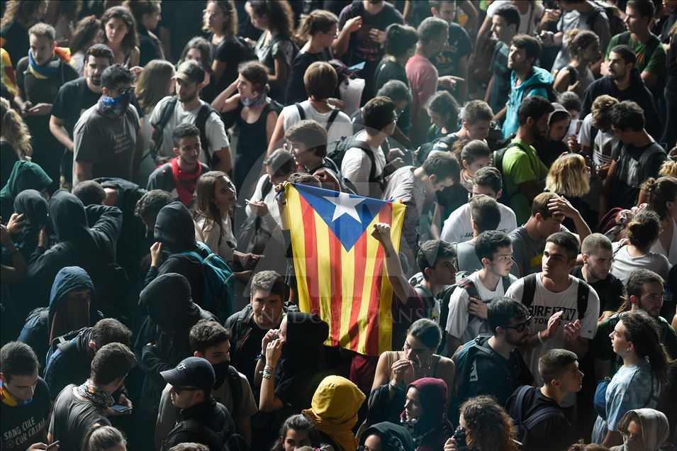 İspanya'da ayrılıkçı Katalan siyasetçilere hapis cezası