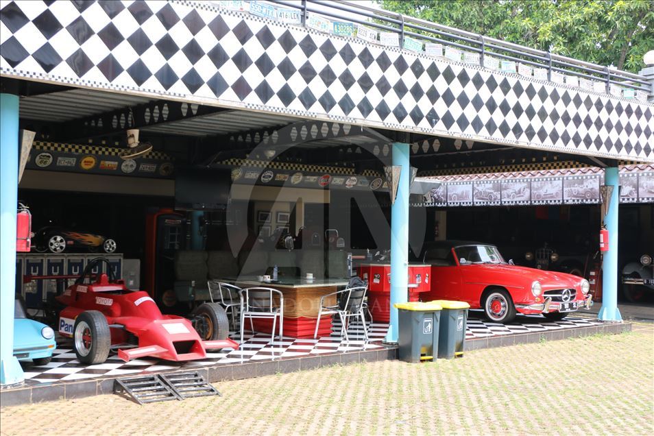 Коллекция ретро автомобилей в Джакарте

