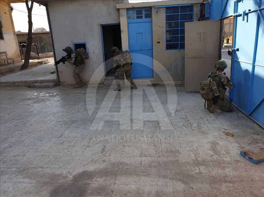 Tel Abyad merkezinde YPG'li teröristlerin, içerisindeki DEAŞ'lıları serbest bıraktığı hapishanenin görüntüleri ortaya çıktı.
