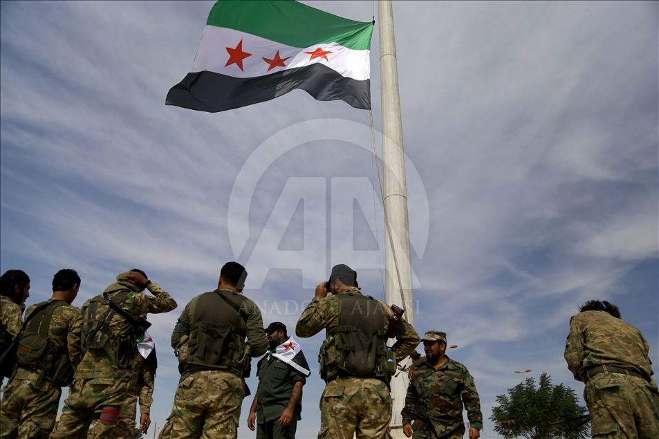 الجيش الوطني السوري يرفع علمه على سارية عالية غربي تل أبيض