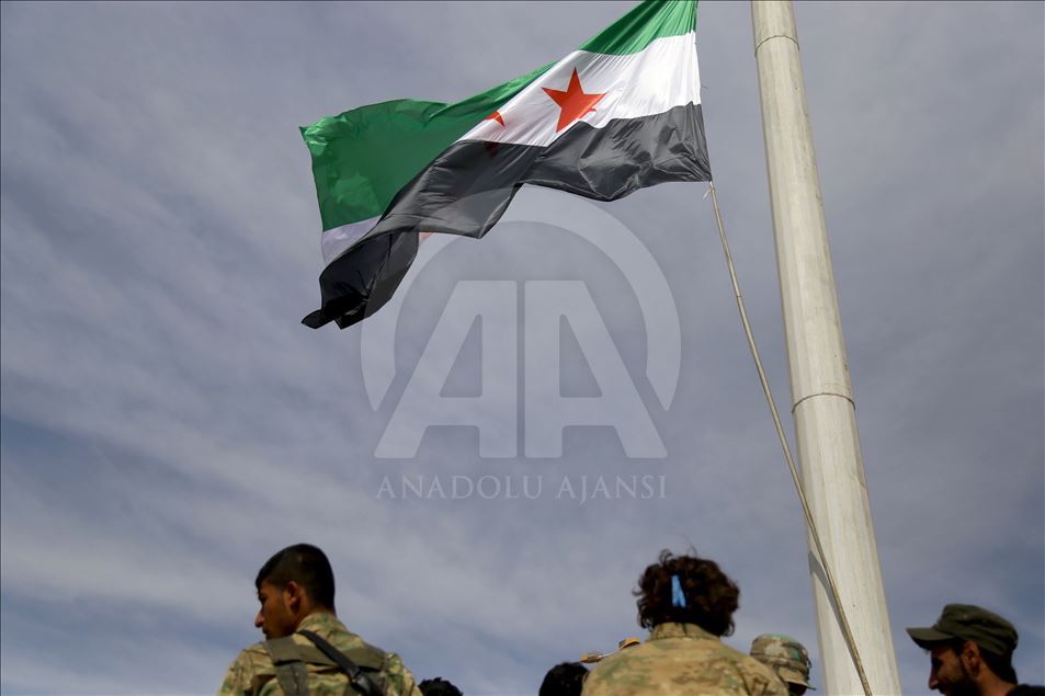 الجيش الوطني السوري يرفع علمه على سارية عالية غربي تل أبيض
