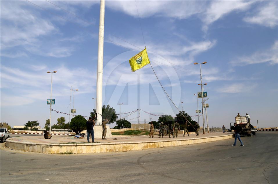 الجيش الوطني السوري يرفع علمه على سارية عالية غربي تل أبيض