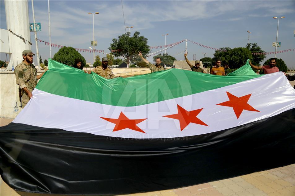 الجيش الوطني السوري يرفع علمه على سارية عالية غربي تل أبيض
