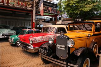 Коллекция ретро автомобилей в Джакарте