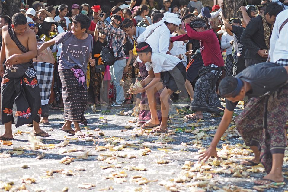 La tradición del Perang Tipat Bantal en Indonesia