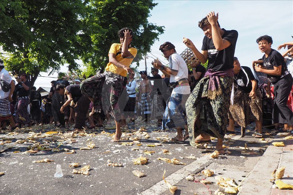 La tradición del Perang Tipat Bantal en Indonesia