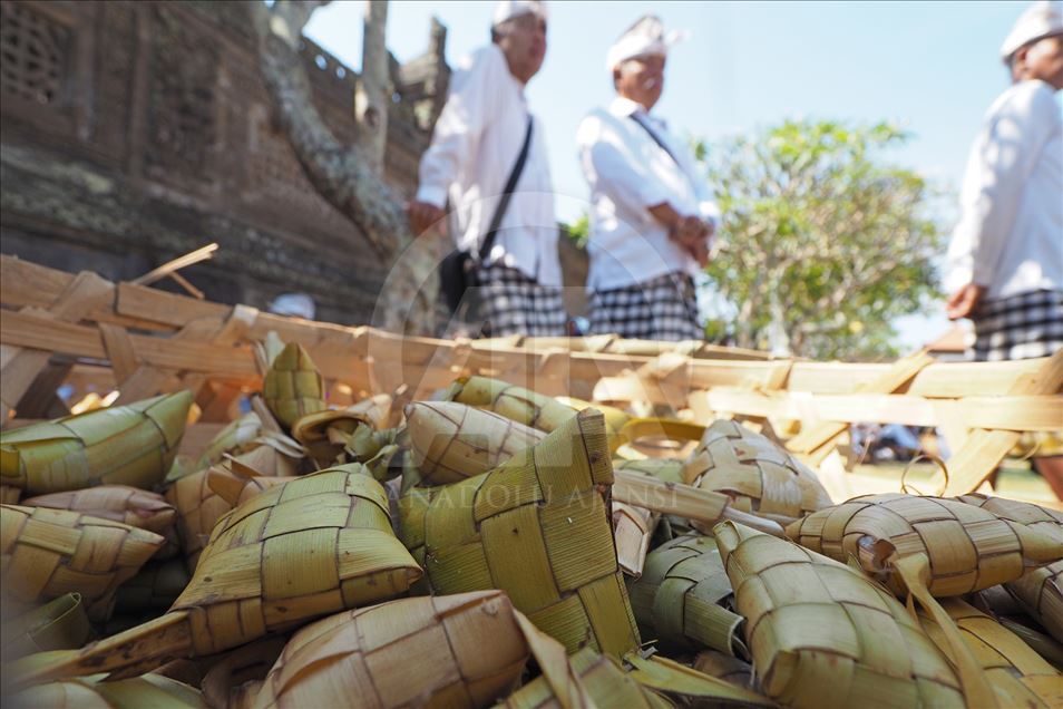 La tradición del Perang Tipat Bantal en Indonesia