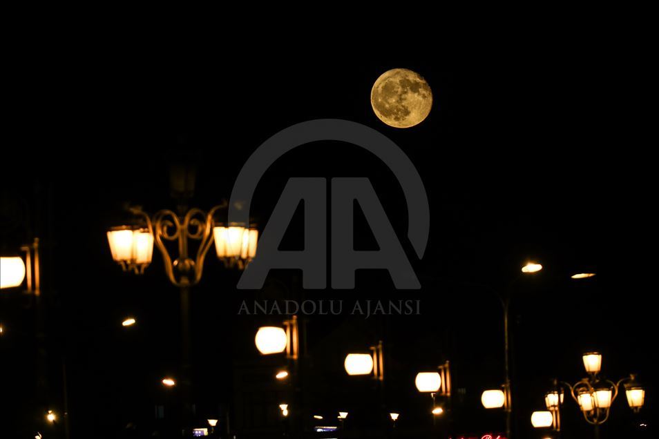 Hëna e plotë mbi Shkup i jep qytetit bukuri të veçantë