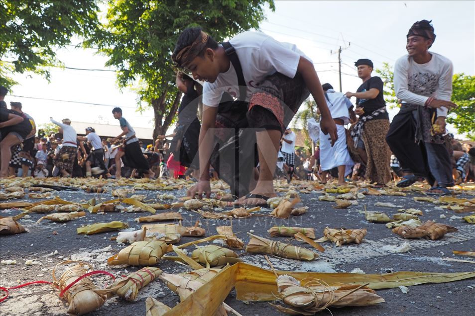 La tradición del Perang Tipat Bantal en Indonesia