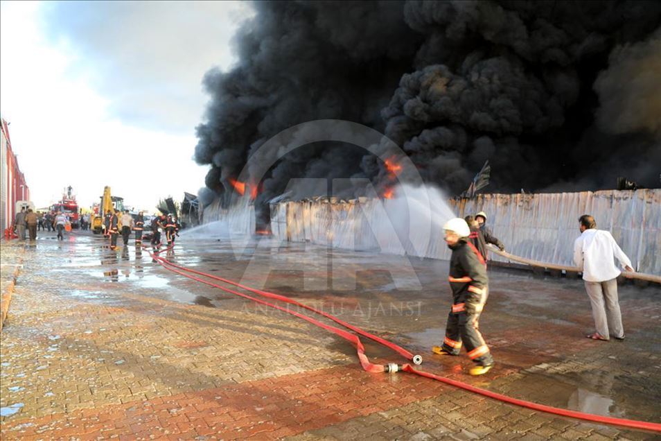 Elazığ'da plastik fabrikasında yangın