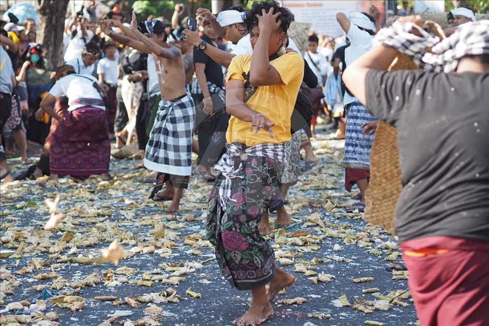 La tradición del Perang Tipat Bantal en Indonesia
