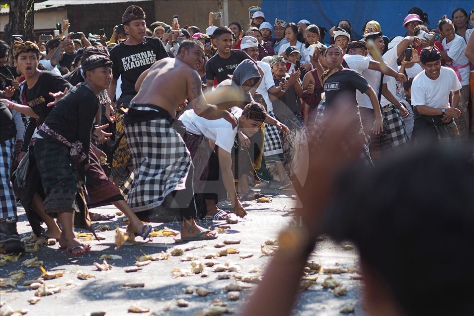 La tradición del Perang Tipat Bantal en Indonesia