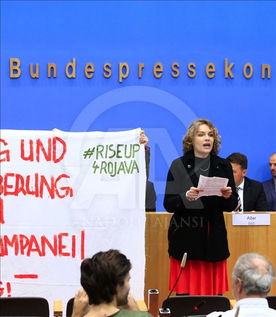 Almanya'da terör örgütü yandaşları basın toplantısını bastı