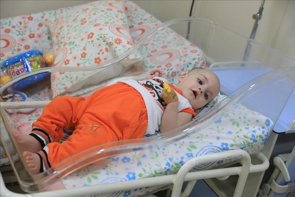 فلسطينية تتطوع لرعاية "رضيع" منعت إسرائيل والدته من مرافقته للعلاج

