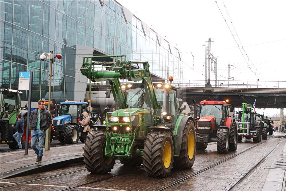 Hollanda'da çiftçilerden, hükümetin tarım politikasına protesto