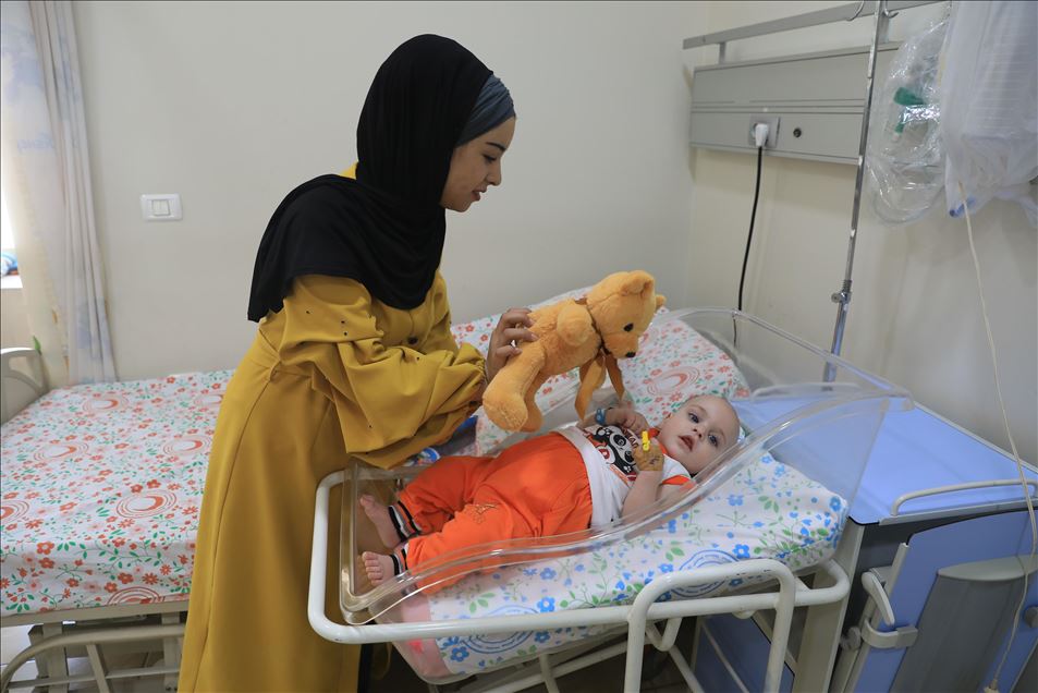 فلسطينية تتطوع لرعاية "رضيع" منعت إسرائيل والدته من مرافقته للعلاج

