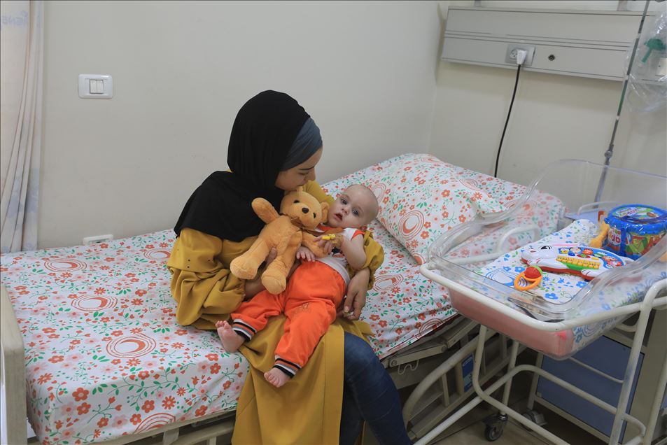 فلسطينية تتطوع لرعاية "رضيع" منعت إسرائيل والدته من مرافقته للعلاج