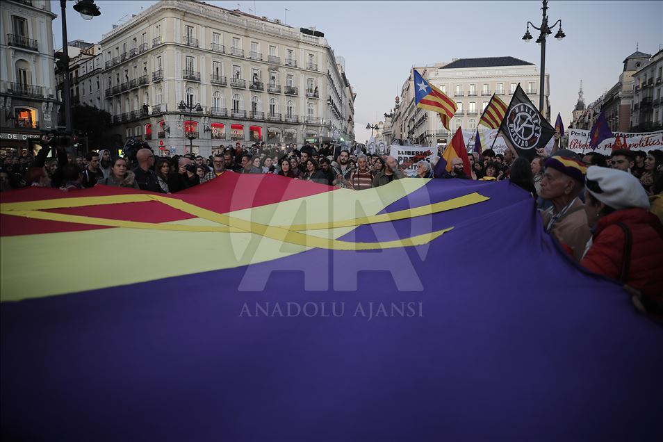 Bağımsızlık yanlısı destekçiler Madrid'de protesto düzenlediler