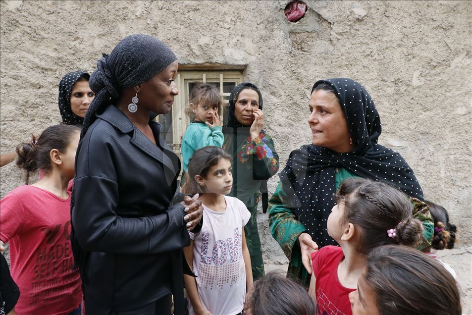 لدعم "نبع السلام".. المغنية الأمريكية ديلا مايلز تزور "أقجة قلعة" التركية