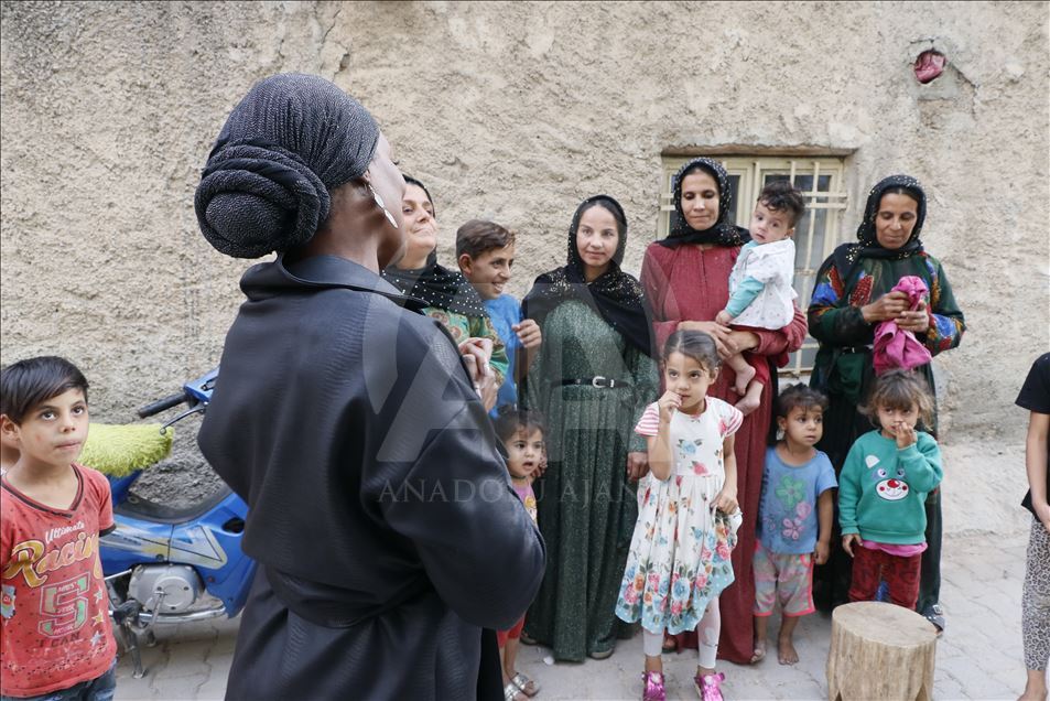 لدعم "نبع السلام".. المغنية الأمريكية ديلا مايلز تزور "أقجة قلعة" التركية