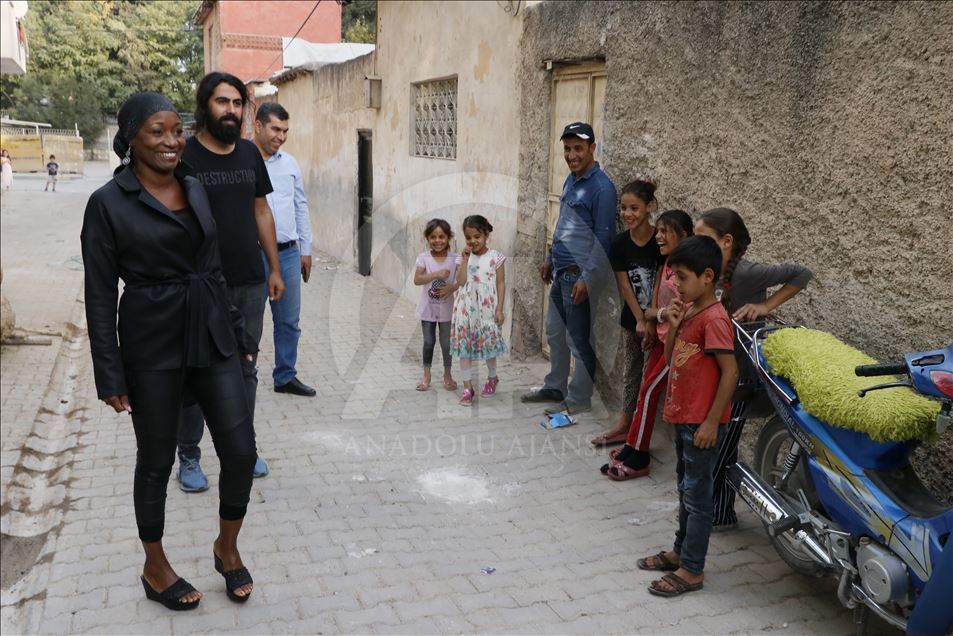 لدعم "نبع السلام".. المغنية الأمريكية ديلا مايلز تزور "أقجة قلعة" التركية