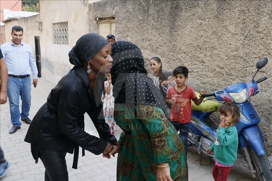 لدعم "نبع السلام".. المغنية الأمريكية ديلا مايلز تزور "أقجة قلعة" التركية
