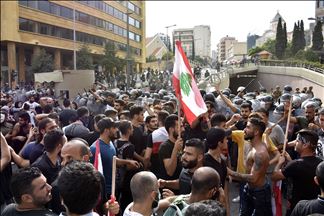 لبنان.. محتجون يصلون إلى المدخل المؤدي لقصر بعبدا الرئاسي